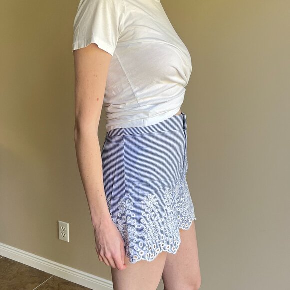 Club Monaco, Scalloped Floral Eyelet shorts, Blue & White Stripe, Size 6 - 8 - Picture 3 of 7